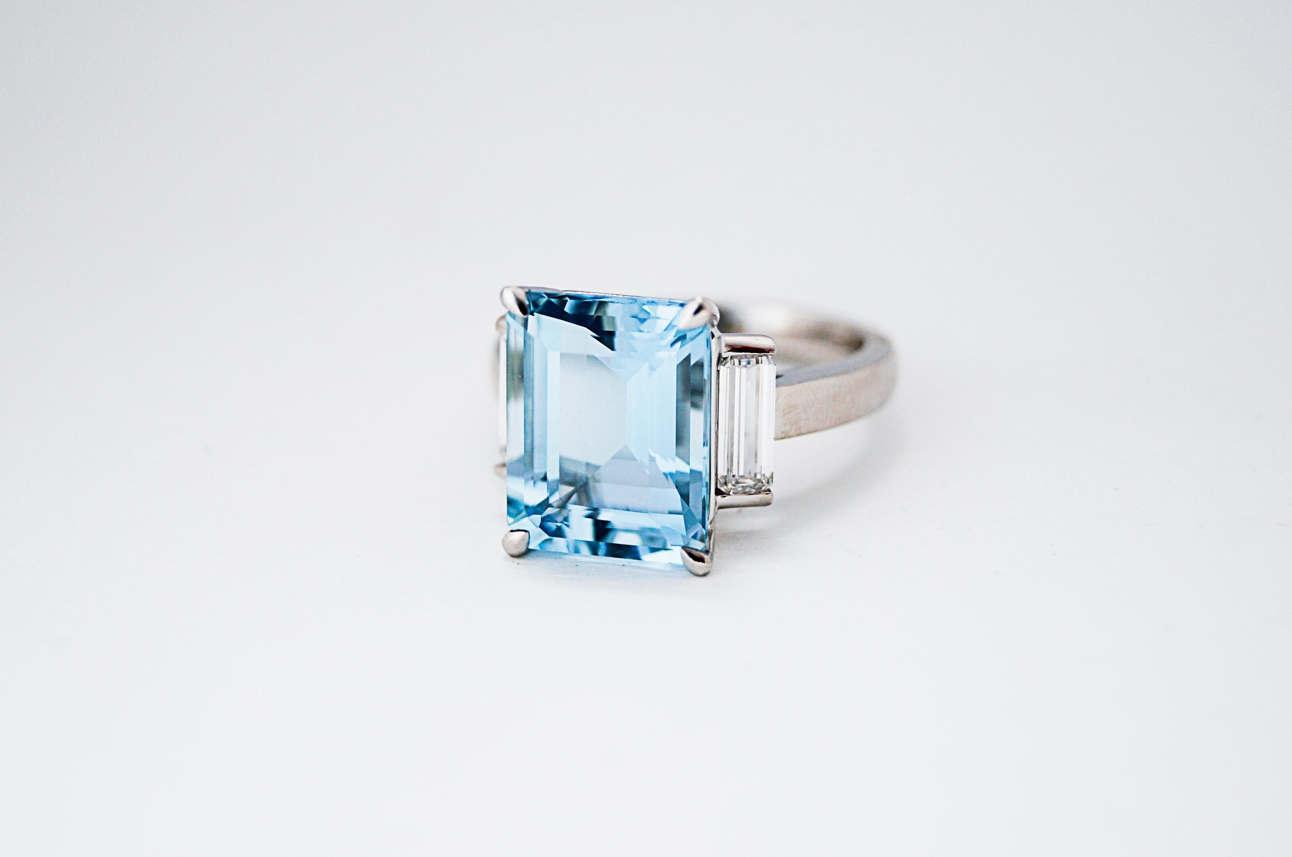 Aquamarine platinum ring top